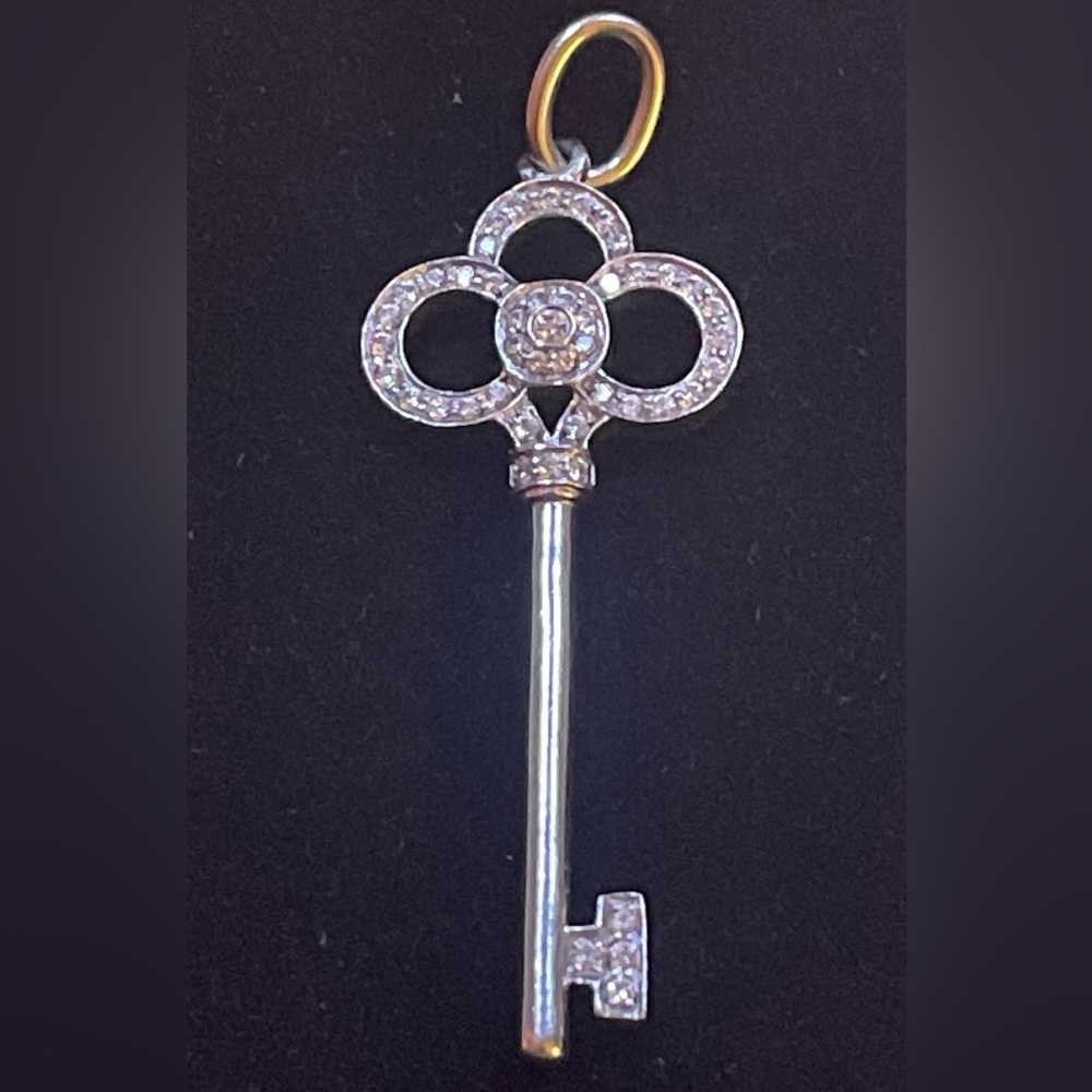 18K White Gold Diamond Crown
Key Pendant Necklace. Chain 18k white gold oval 20"